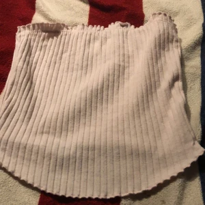 Top - Den är lite liten för mig men väldigt fin. Använd några få gånger. Stolen xs💛 den är liksom ljus ljus rosa 😊