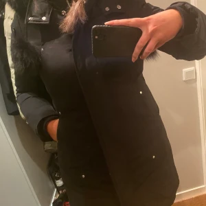 Moose Knuckles jacka dam - Vinterjacka från Moose Knuckles köpt för ett år sen för 10.000 kr ungefär, använd sparsamt under året. Ungefär 2-3 gånger riktigt varm med äkta päls. Bra skick! 