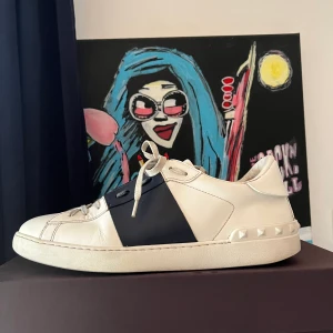 Valentino open - Ett par valentino open sneaker i storlek 43 Mycket fint skick förutom ett par flaws (löser bilder privat) dock inget som märks. Låda, dustbag, nya snören osv medföljer köp. 