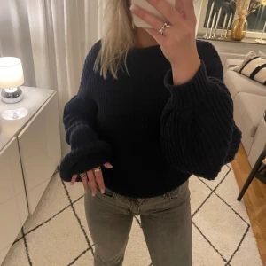 Stickad tröja  - Marinblå stickad tröja från Nakd i storlek s💗 Stora fina ärmar Väldigt bra skick!!  