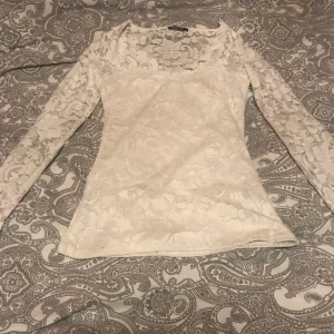 Spets tröja  - Vit långärmad spetströja från Gina i bra skick, vringad 