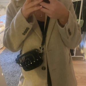 Liten nunoobag - Den lilla nunoo modellen ”Helena new suede” i hyfsat skick. En väl använd väskan men som verkligen fortfarande är fin. ett justerbart band och en b va åska sol får plats med mer än vad man tror. Nypris 1200kr 💕hör av er för frågor eller fler bilder!