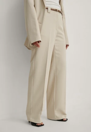 Klassiska kostymbyxor  - Säljer nu mina kostymbyxor från NA-KD då jag inte använder de längre. Använd endast ett fåtal gånger och är i mycket bra skick. Ordningarie pris 399kr. Säljs för 200kr. 