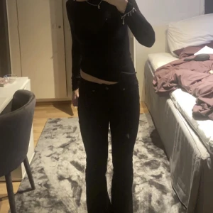 Svarta jeans - Säljer ett par svarta jeans ifrån nudie. Skriv peivat vid frågor💞