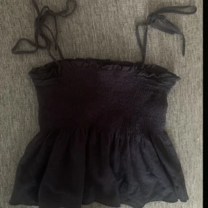 Topp - En marinblå topp! Som inte är till användning länge men skulle va fint till sommaren!💕