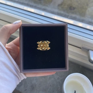 Edblad ring guld  - Edblad ring i guld, st S i jätte bra skick. Original kartongen följer med, köparen står för frakten.
