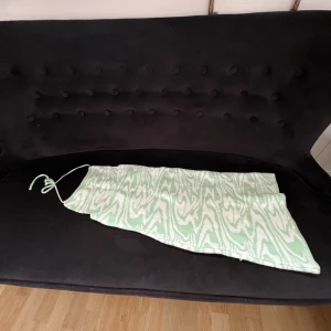 Sommar klänning  - En fin grön/vit klänning som fungerar både både till stranden eller till stan. Den följer kroppsformen, är låg i rygg och slutar ungefär vid mitten på låret. Helt oanvänd pga inställd resa.