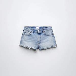 Säljer dessa mid waist shorts från Zara i storlek 36! Aldrig använda🫶🏼