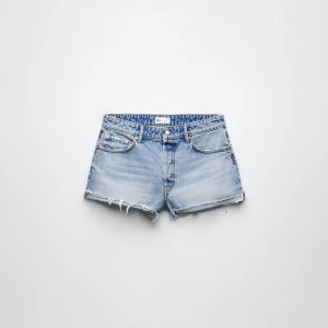 Mid waist shorts - Säljer dessa mid waist shorts från Zara i storlek 36! Aldrig använda🫶🏼