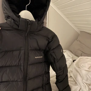 Peak Performance jacka - Fin peak jacka men har tyvärr 2 små lagningar, doms syns inte så jättemycket🫶🏼