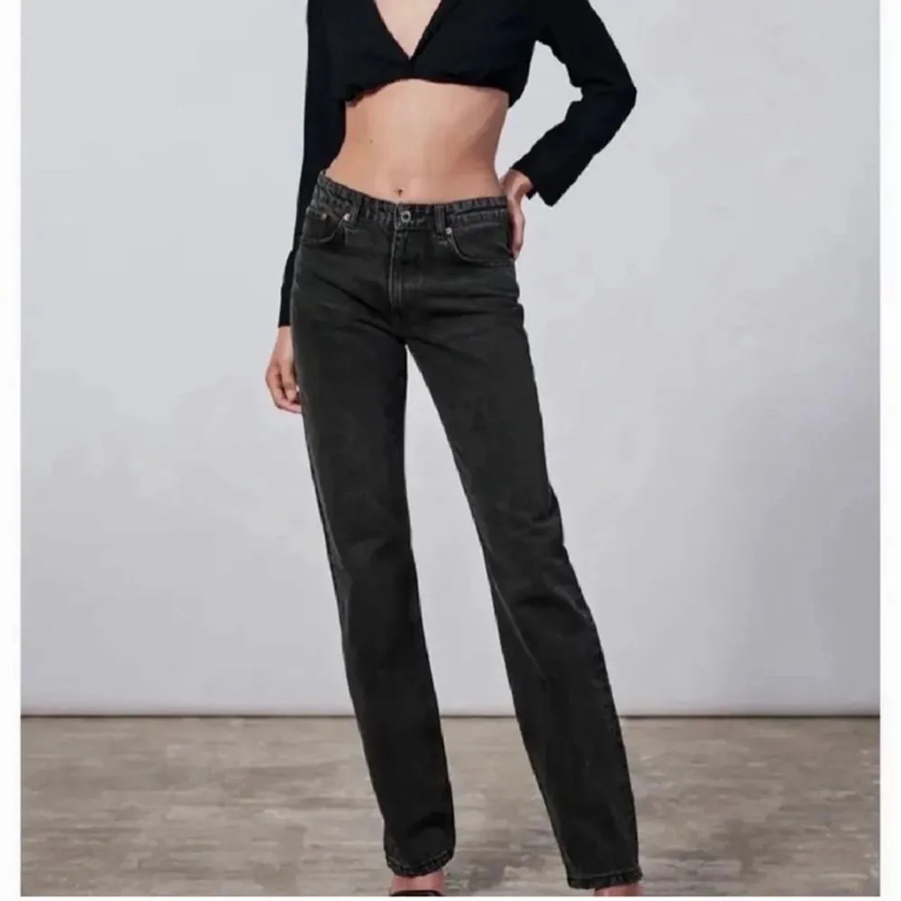 Supersnygga svarta Low Rise jeans från zara. Använda ett fåtal hångerboch har inga tecken på användning. Skriv privat för annat prisförslag.. Jeans & Byxor.