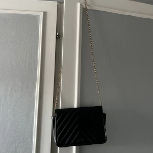 Handväska  - En svart handväska, vet inte varifrån den kommer eller ord pris tyvärr. 