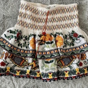 Zara kjol - Superfin volang kjol från zara , slutsåld och jättepopulär. Kjolen är i nyskick!!