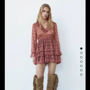 Zara klänning - Säljer den här superfina klänningen från zara! Perfekt till våren och sommaren 💖