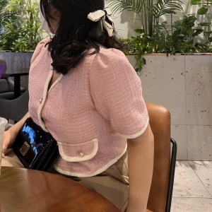 croppad kortärmad ”tweed” topp - jättesöt babyrosa kortärmad ”tweed” topp. köpt i Seoul, knappt använt 💕