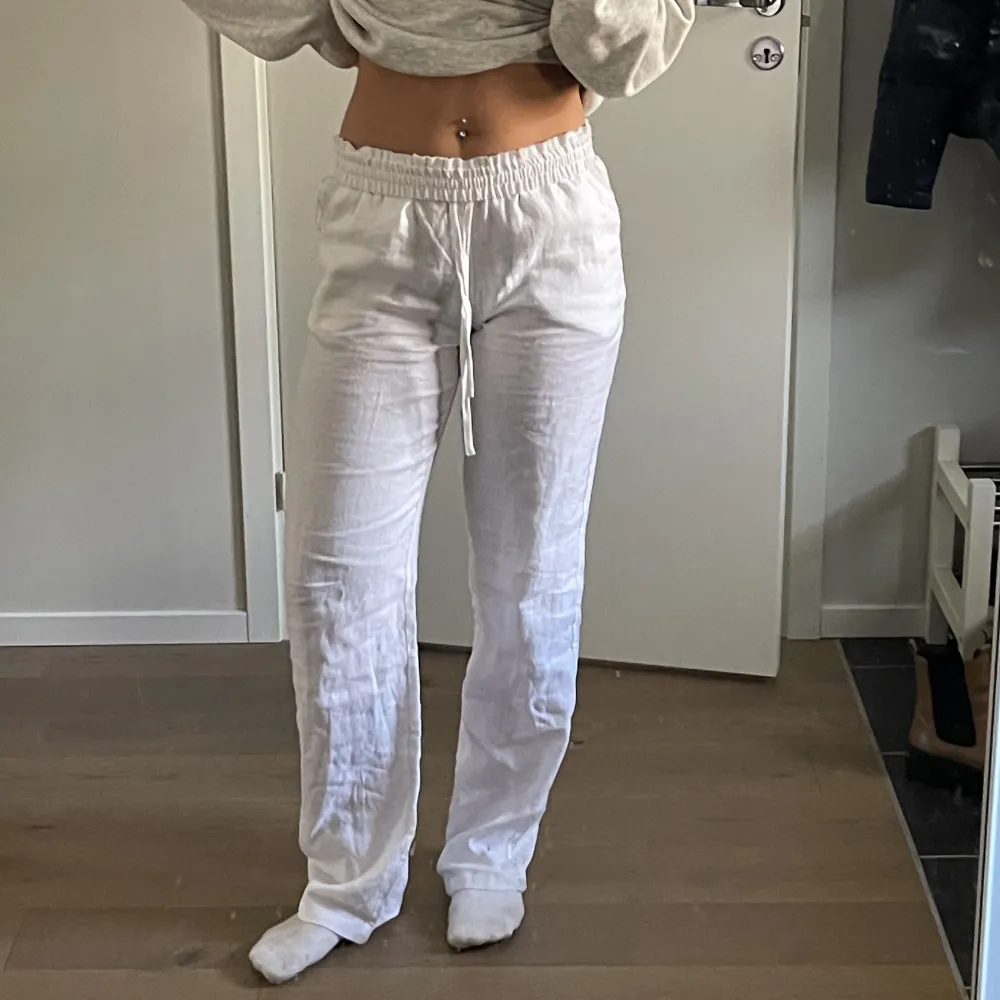 Skitsnygga vita linnebyxor från Skagen Clothing, aldrig använda, säljer då jag har ett par liknande som jag gillar mer, köpt för 779kr, går att ha högmidjat och lågmidjat💕. Jeans & Byxor.