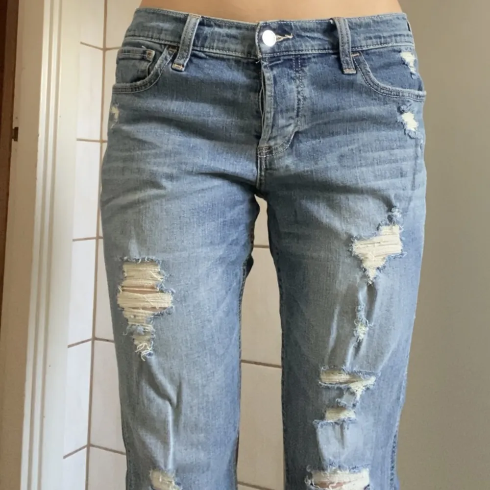 Knappt använda boyfriend jeans från Hollister💙Storlek: W27.. Jeans & Byxor.