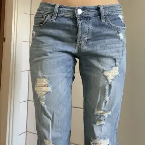 Knappt använda boyfriend jeans från Hollister💙Storlek: W27.