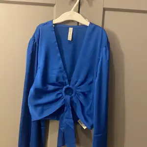 En jätte fin blå tröja från new yorker, aldrig använd, helt ren och fin och säljs då tröjan inte kommer till användning. Pris kan diskuteras