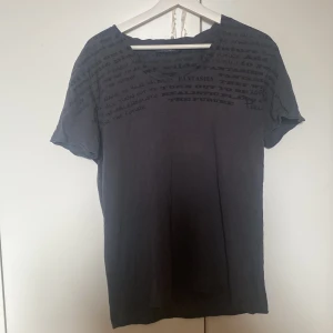 T-shirt - Den är i ganska bra skick, men har en fläck på baksida axel. Storleken står inte men skulle gissa runt M/S