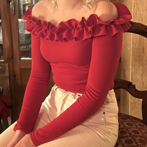 Röd Topp - Detta är en långärmad röd topp för kanske lite festligare tillfällen🥳 Den är i storlek S och kommer ifrån Nelly. Endast använd ett fåtal gånger.