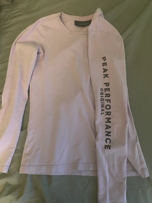 PeakPerformance tröja!! - Jag säljer min jätte fina peak töja som tyvär inte kommer till andvänding. Nypris-400