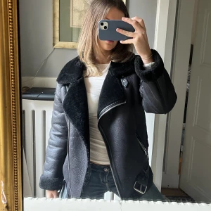 Aviator biker jacka - Säljer min fina aviator jacka då jag har för många! Varm och skön inför våren🤍 Kan mötas upp i Stockholm, annars står köparen för frakt!