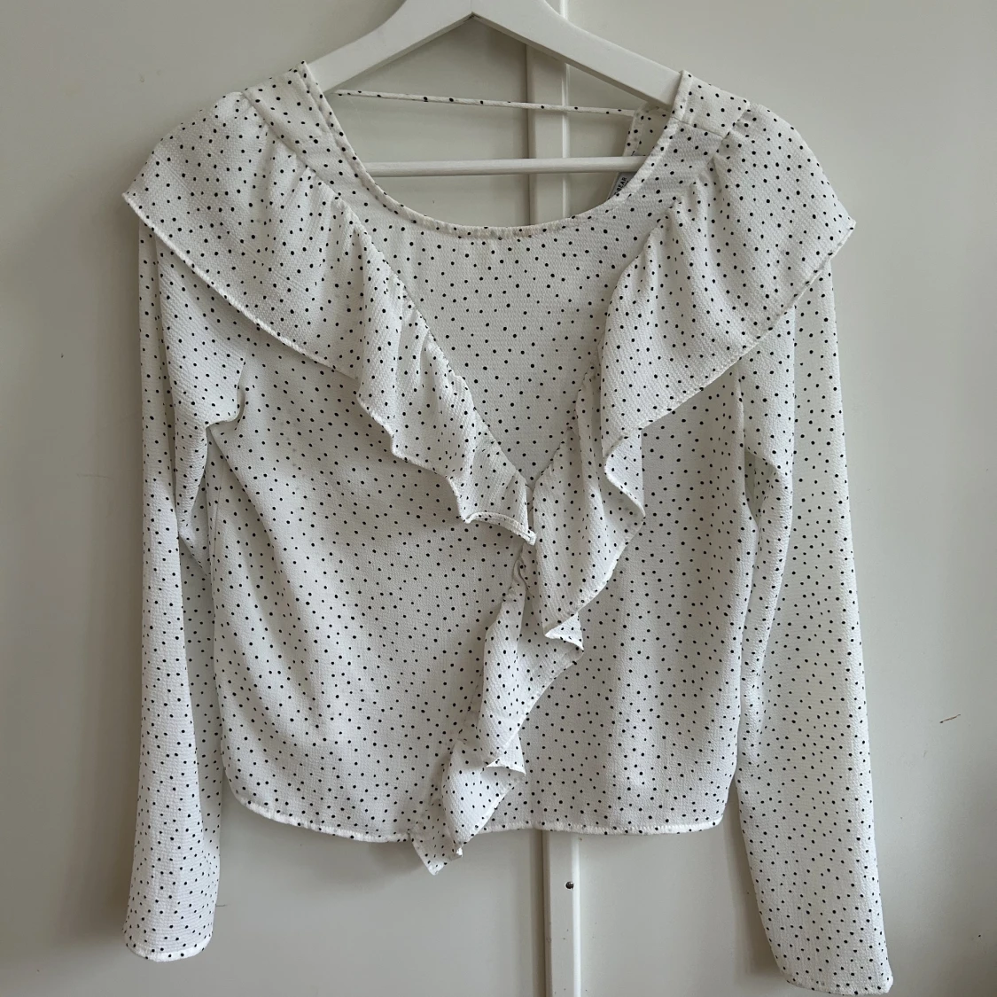 Söt blus med volang och prickar