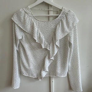 Söt blus med volang och prickar  - Oanvänt skick! 