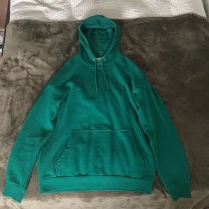 Grön hoodie - Säljer den här gröna hoodie från Yourturn då jag aldrig använder dessa mer eftersom det är inte min stil längre. Dom är väldigt bekväma och lite oversize. Använd endast fåtal gånger💚