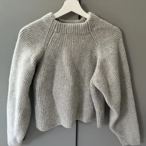 Stickad tröja  - Grå stickad tröja från h&m. Storlek 38 men passar bättre för en 36a. 💕