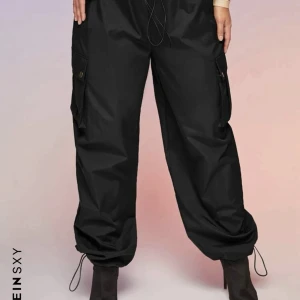 Svarta byxor - Köpt på shein för 189kr, oanvänd då de inte va min stil. 