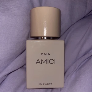 CAIA PARFYM  - Säljer denna parfymen då den inte kommer till användning. Endast sprayat ett par gånger. Så nästan hela flaskan kvar. Doftar väldigt gott, men inte en doft för mig. ❤️‍🔥Nypris 595, kan gå ner i pris vid snabb affär 
