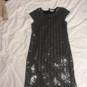 Finklänning 150kr - Väldigt fin klänning som endast är använd en gång! Glittrig fin tajt klänning som går till knäna storlek 152. Vid snabb affär kan priset ändras!!
