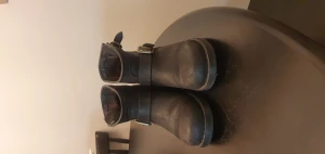 Urban project - Säljer ett par Urban project boots i strl 37. Använda men i fint skick och har mycket mer att ge.