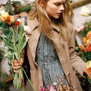 Corduroy jacket - Superfin manchesterjacka från & other stories. Perfekt till vår, sommar och höst! Den är endast använd ett fåtal gånger och säljer på grund av att den tyvärr inte kommer till användning. Storlek 34 men passar även 36. Köpt för 890kr.