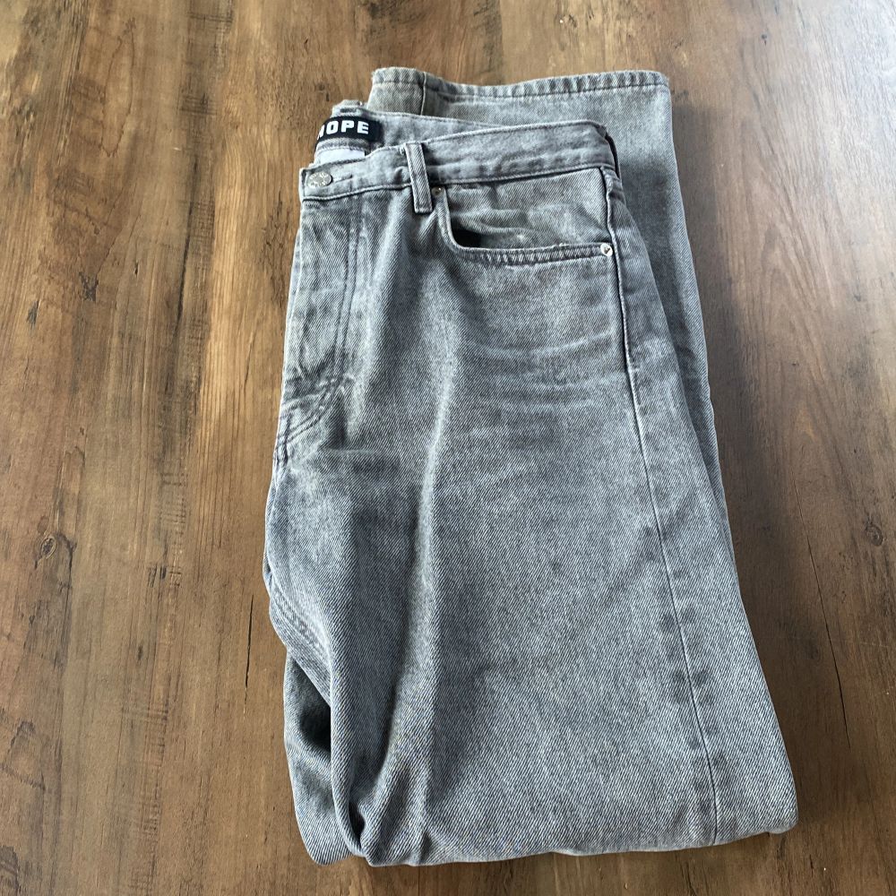 I fint skick, dock har båda fickorna gått sönder som på alla andra hope jeans😅 Strl 30 passar 32ish. Jeans & Byxor.