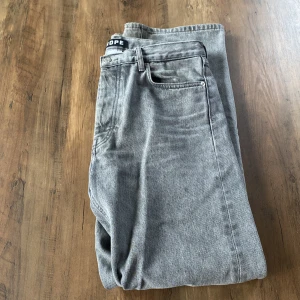 Hope rush denim - I fint skick, dock har båda fickorna gått sönder som på alla andra hope jeans😅 Strl 30 passar 32ish