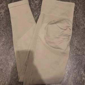 Träningstights  - Ifrån shein. Säljer då de blivit för små för mig. Super bra skick. Snarlika de på bilden