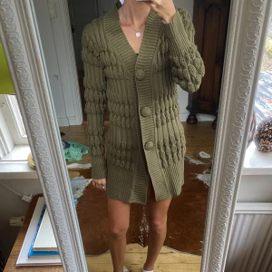 Stickad klänning - Brun/grå stickad klänning med mönster och knappar 