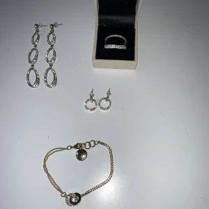 Smycken paketpris - Säljer allt på bilden tillsammans till paketpris billigt. Ringarna är i äkta silver två stycken , örhängen från snö of Sweden,strass örhängen ,armband från snö of Sweden. Allt för bara 250kr