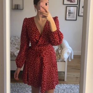 Vinröd klänning - Säljer pga att jag ej passar i färgen. En jättefin röd/ vinröd klänning som aldrig använd, endast provad. Storlek 36 men passar även 38