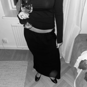 Lågmidjad långkjol  - Suuuper fin mörkblå lågmidjad långkjol från Adoría. Finns i storlek S, M och L. (Se fler bilder Adoriauf på instagram) frakt: 60kr