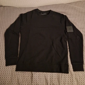 Peak Performance Crewneck - Säljer min svarta Peak Performance tröja i storlek S (sitter som s/m). Väldigt gott skick!