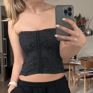 Maidenform korsett - Maidenform-korsett som inte kommit till användning. Har inte lapp kvar men tror det är en M/L. Säljer en guldig i stl S som är väldigt liten på mig (70DD) och denna är lagom. Skriv om du har frågor🖤