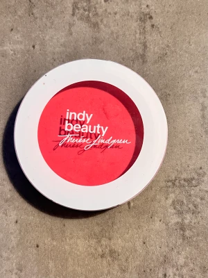 Indy beauty blush  - Säljer denna blush från indy beauty. Använd ca 3 gånger. Nypris 189 säljer för 65 inklusive frakt.