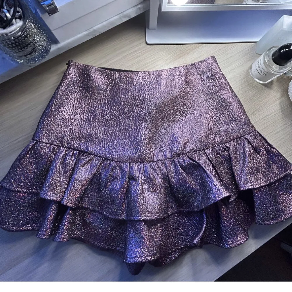 Säljer vidare denna kjol, köpt här på Plick men var tyvärr för liten❤️⭐️ Det är shorts i kjolen, men synd ej när man har på sig den. Kjolar.