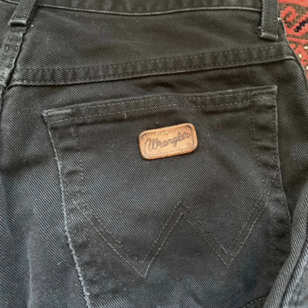 Svarta wrangler jeans i gott skick. Midrise och straight leg. Det enda är att de har ett litet hål i en söm som är lätt att laga! . Jeans & Byxor.