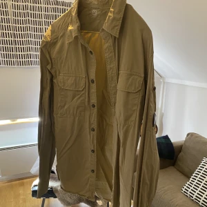 C.P Company overshirt - Olive grön C.P Company overshirt i väldigt bra skick storlek L köpt på Nk i Stockholm 