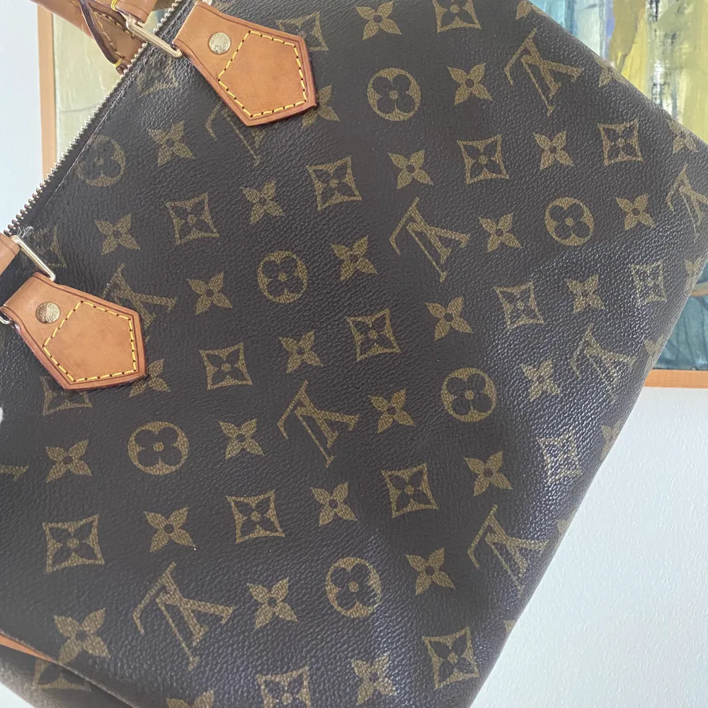 Sälja min speedy cloth handbag vintage mycket bra tillstånd speedy 30 Väskan har allt som ser ut som den äkta varan, äkta läder, jätte fin och bra skick . Väskor.